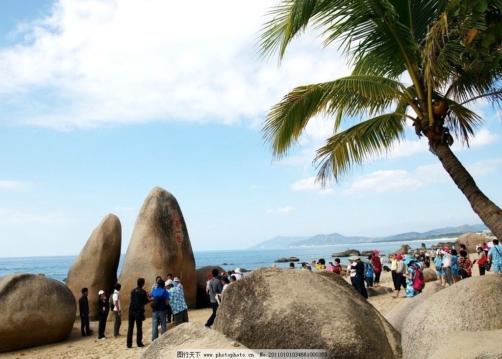 天涯海角 海边 石头 焦石 蓝天 游客 游人 椰子树 海南三亚风光 风景