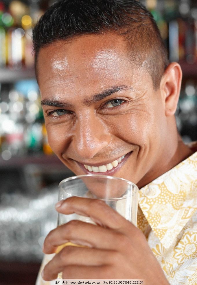 喝酒的男人 帅哥 男孩 男人 型男 酷男 外国男性 国外男性 国外男人 外国男人 微笑 笑容 笑脸 高兴 开心 男性高清大图 人物摄影 男人高清图片 男性男人 男性高清图片 人物高清图片(日常生活) 日常生活 人物图库 摄影 304DPI JPG