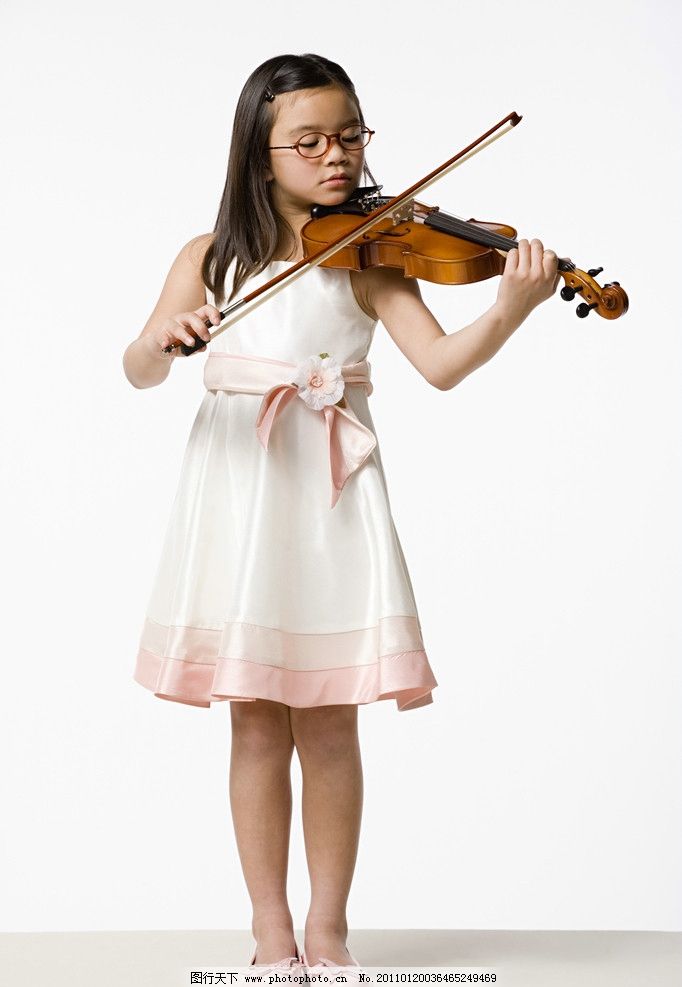 拉小提琴的小女孩图片图片