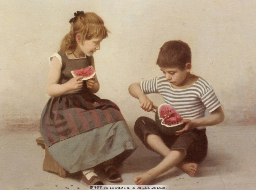 吃西瓜的两个小孩图片