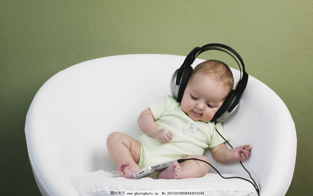 听音乐的小宝宝图片